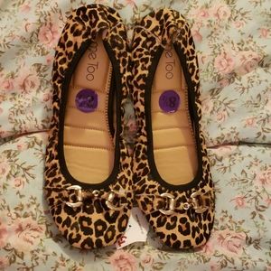 ME TOO leopard flats 8.5
